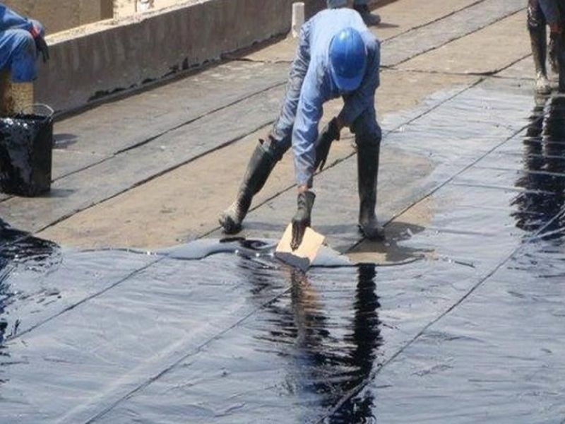 Nung chảy nhựa đường cho đến khi có độ sệt vừa phải và đổ vào các vị trí bị dột trên mái tôn