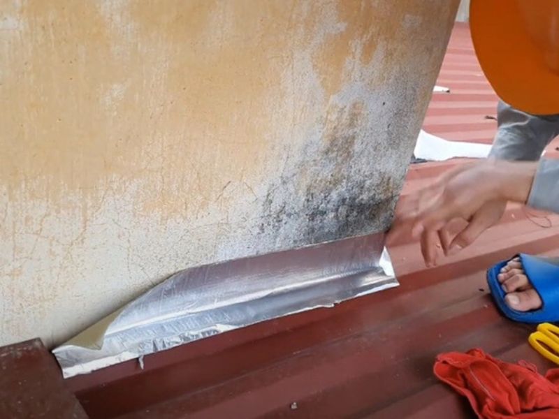 Lựa chọn miếng dán vừa vời chỗ tôn bị dột