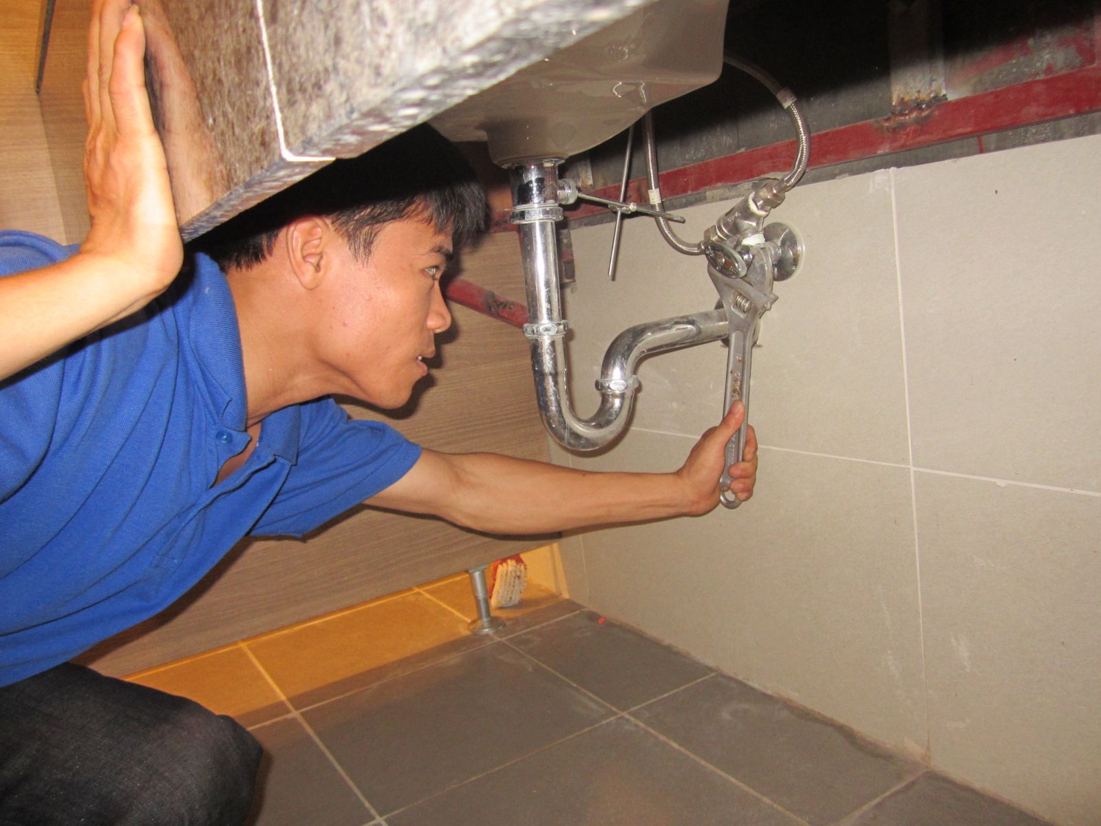 Gọi thợ sửa đường ống nước tại nhà hay tự sửa