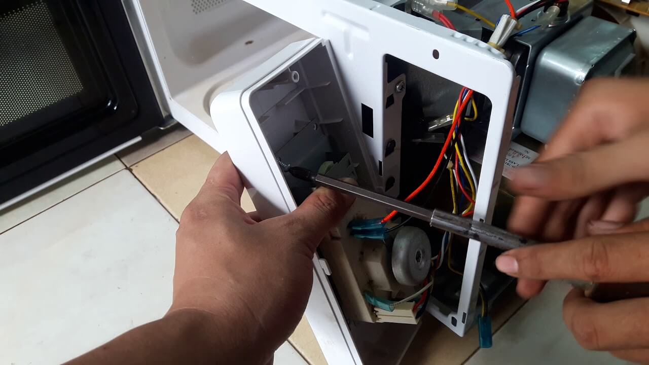 Những lưu ý khi sửa lò vi sóng