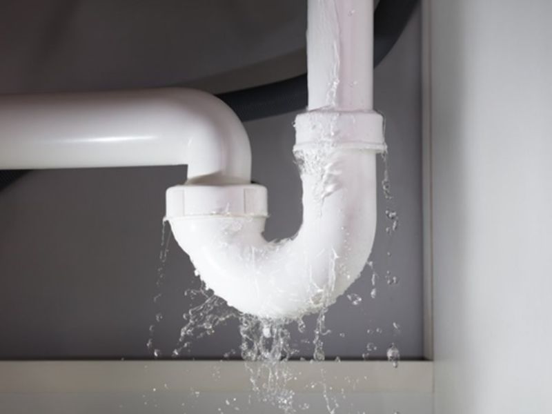 Ống nước bị rò rỉ là một trong những nguyên nhân khiến máy bơm chảy nước không đều