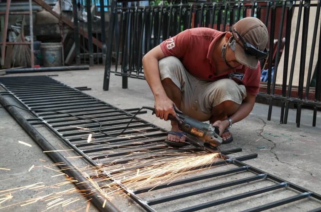 Vì sao nên sửa chữa và lắp đặt cửa sắt