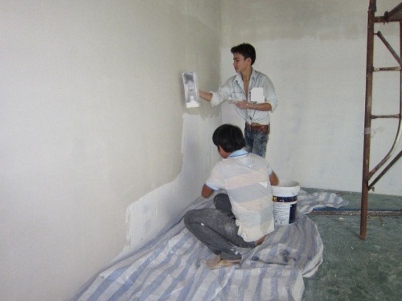 Chống thấm cho tường nhà cũ là một quá trình quan trọng để bảo vệ ngôi nhà khỏi sự xâm nhập của nước và ẩm ướt