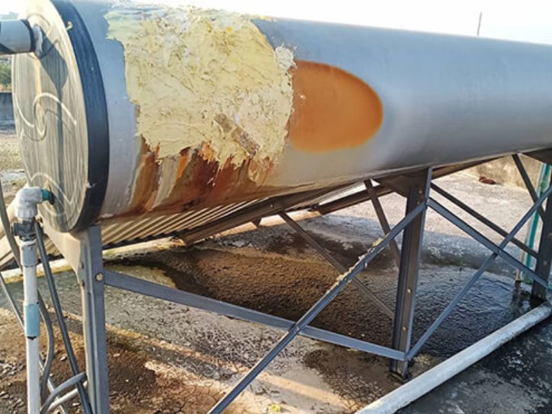 Vật liệu bên ngoài của bộ phận máy nước nóng năng lượng mặt trời bị hỏng do nhiều yếu tố môi trường